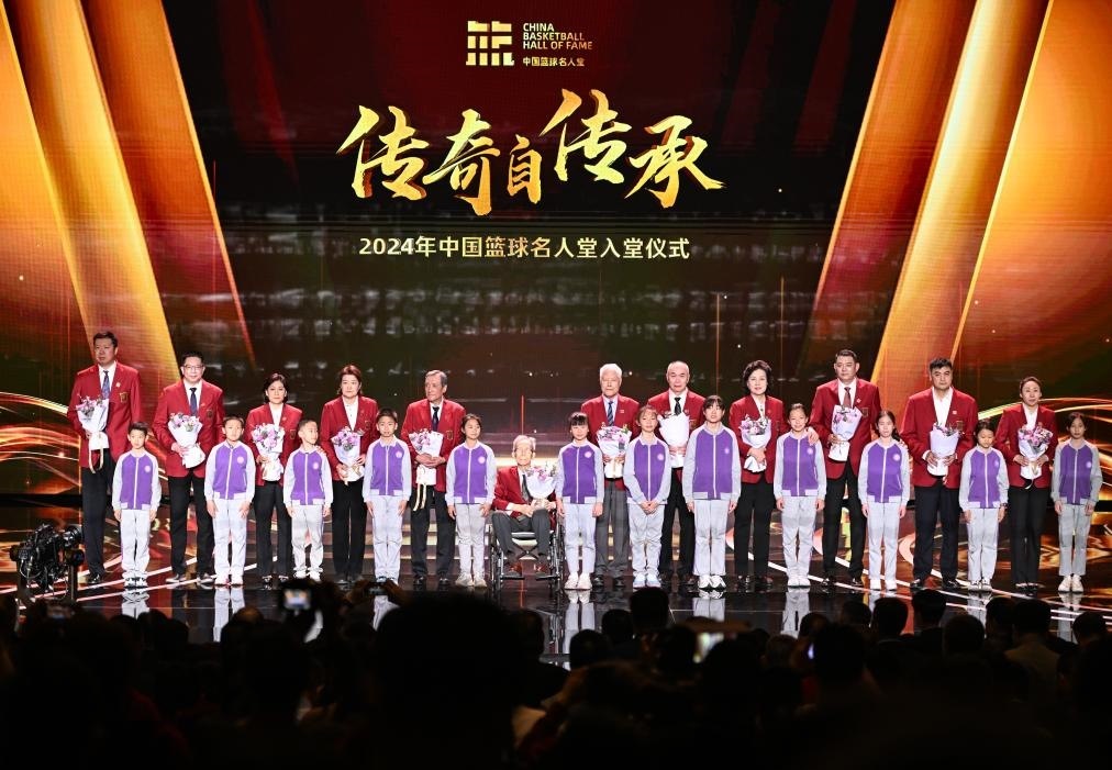 3月23日，在場的各屆中國籃球名人堂入堂人物在入堂儀式上合影留念。新華社記者 陳鐘昊 攝