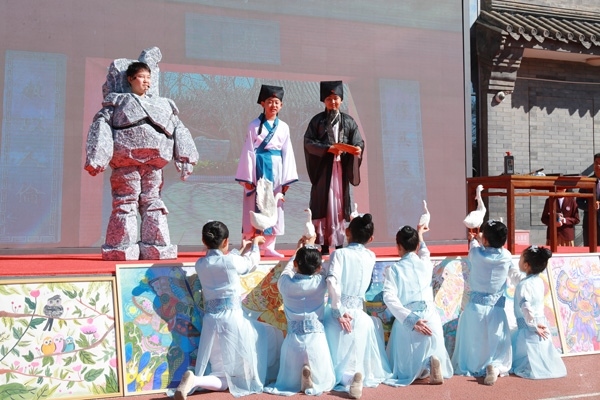 展覽開幕式上，府學(xué)學(xué)子上演情景劇《鵝池》。府學(xué)胡同小學(xué)供圖