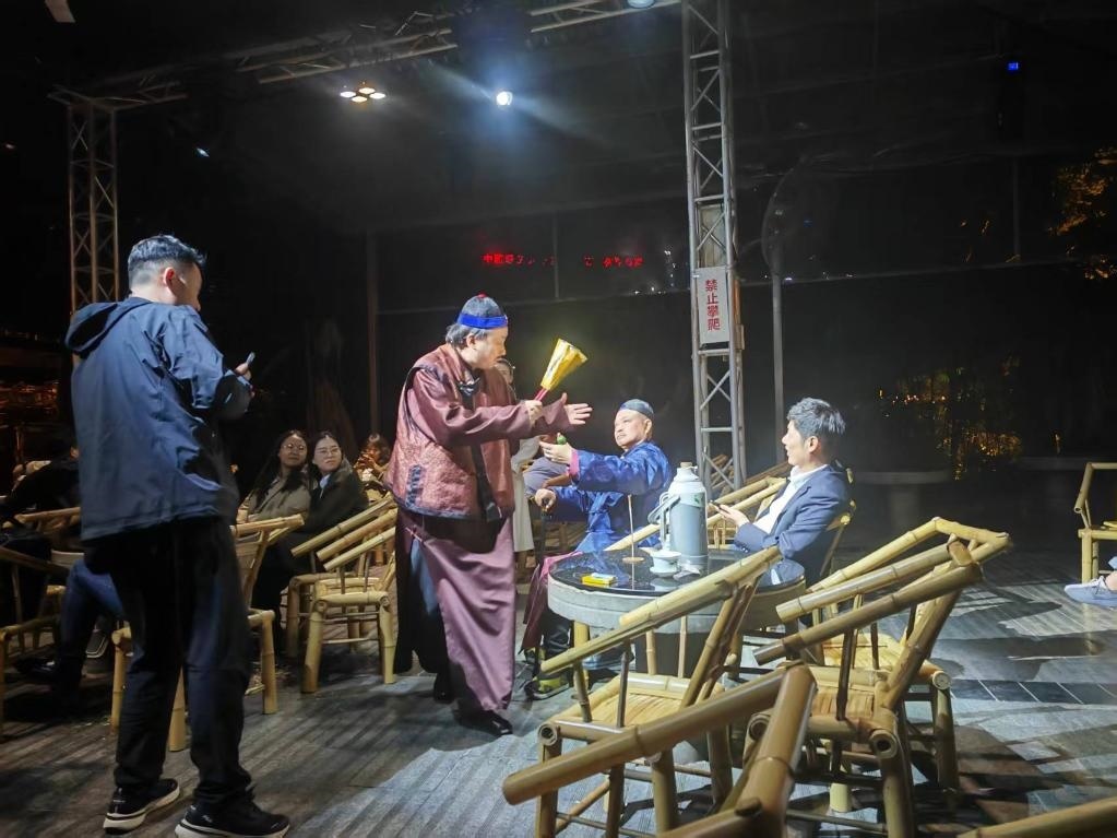 3月24日，《鶴鳴傳奇》在四川省成都市人民公園鶴鳴茶社演出。新華社記者 張海磊 攝
