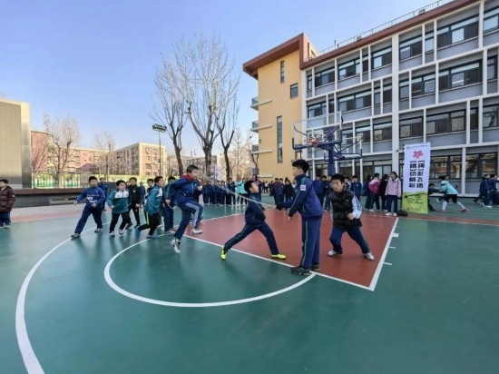 北京師范大學(xué)實(shí)驗(yàn)小學(xué)開(kāi)展跳繩比賽。
