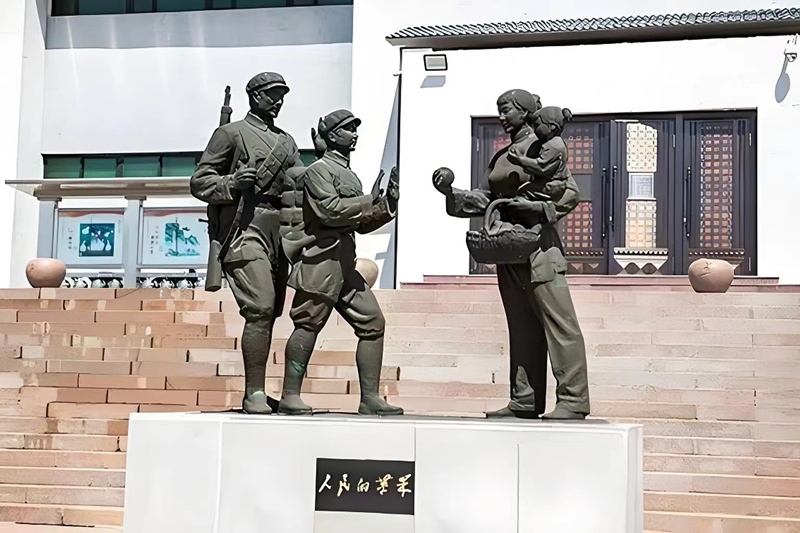 錦州蘋果廉政文化展覽館前的《人民的蘋果》主題雕塑。（由遼沈戰(zhàn)役紀(jì)念館供圖）