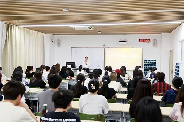 深圳職業(yè)技術大學黨委副書記、校長許建領為學生授課。學校供圖