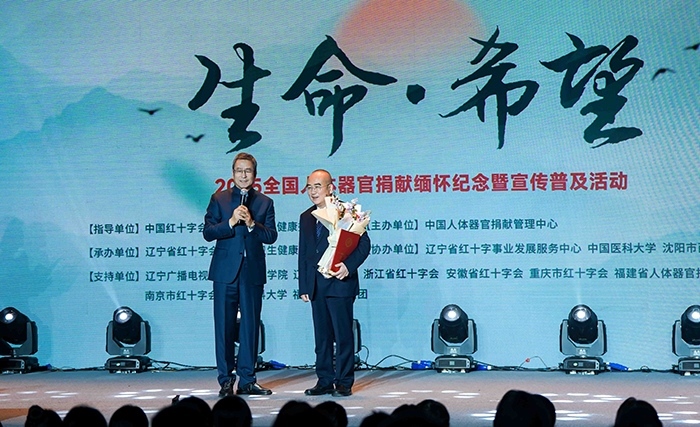 中國紅十字會(huì)副會(huì)長白巖松在現(xiàn)場采訪“人民英雄”張定宇教授。主辦方供圖