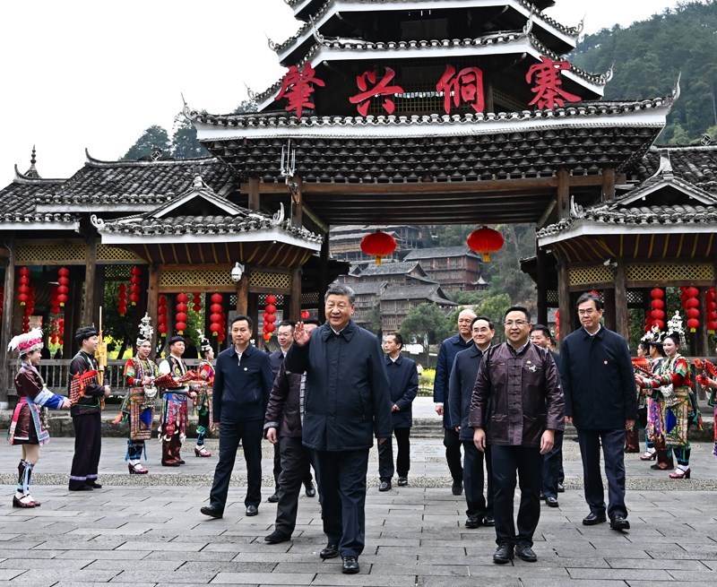 △3月17日下午，習(xí)近平總書記在貴州黔東南州黎平縣肇興侗寨考察時(shí)，在寨門口向身著民族盛裝歡迎的村民揮手致意。