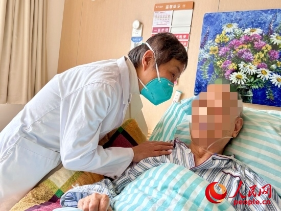 秦苑查房時(shí)詢問患者情況。人民網(wǎng) 陳葉欣攝