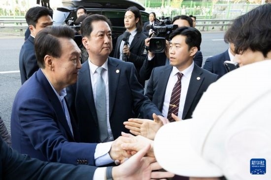 4月11日，韓國前總統(tǒng)尹錫悅（左一）在離開首爾漢南洞官邸時與支持者握手。新華社發(fā)（全休相攝）