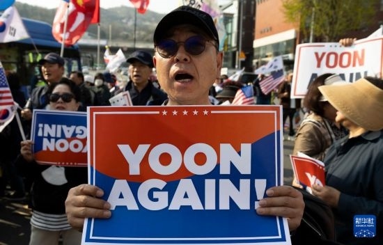 4月11日，在韓國首爾漢南洞官邸附近，支持者為韓國前總統(tǒng)尹錫悅送行。新華社發(fā)（全休相攝）