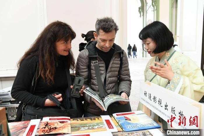 當?shù)貢r間4月11日，2025年巴黎圖書節(jié)在巴黎大皇宮揭幕。中國出版代表團攜千余種中國精品圖書亮相展會。 中新社記者 李洋 攝