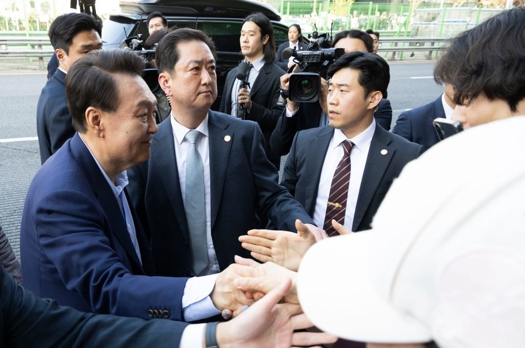 4月11日，韓國(guó)前總統(tǒng)尹錫悅（左一）在離開(kāi)首爾漢南洞官邸時(shí)與支持者握手。新華社發(fā)（全休相攝）