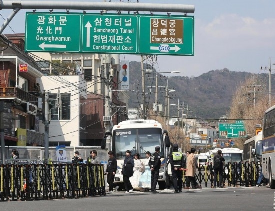  4月3日，在韓國(guó)首爾，警察在韓國(guó)憲法法院附近進(jìn)行交通管制。新華社記者姚琪琳攝