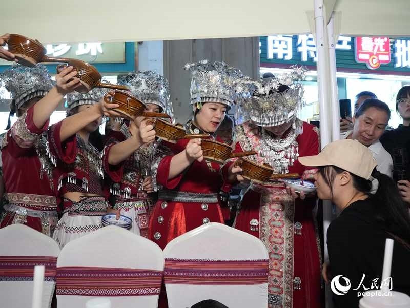 游客體驗互動演出《高山流水》。人民網(wǎng)記者 張力洋攝