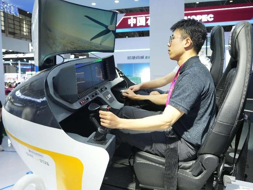 記者體驗(yàn)低空經(jīng)濟(jì)的應(yīng)用消費(fèi)場景。人民網(wǎng)記者 張力洋攝