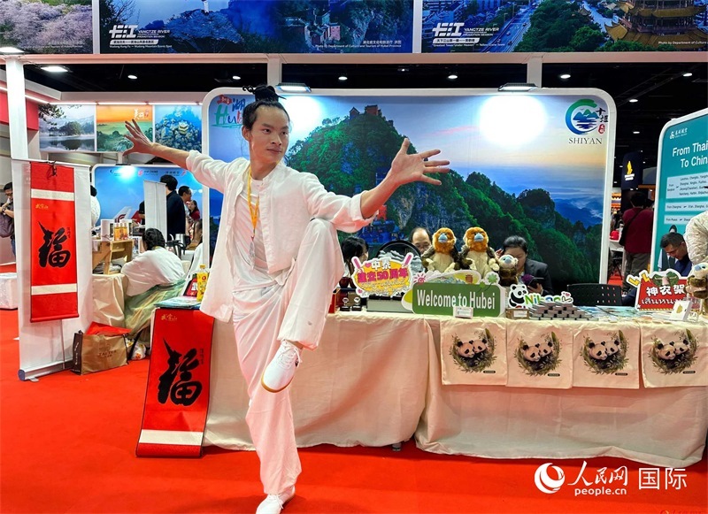 中國(guó)武當(dāng)功夫走進(jìn)東南亞，以精湛的武藝和飄逸的身姿詮釋中國(guó)武術(shù)的精髓。人民網(wǎng)記者 簡(jiǎn)承淵攝