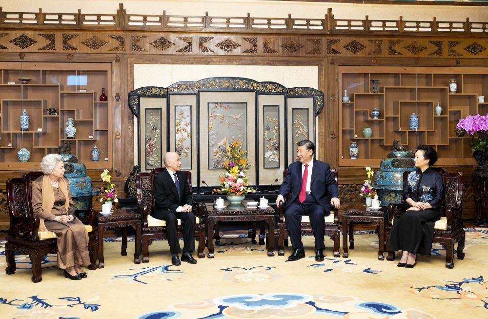 2023年2月24日，國(guó)家主席習(xí)近平和夫人彭麗媛在北京釣魚臺(tái)國(guó)賓館養(yǎng)源齋親切會(huì)見柬埔寨國(guó)王西哈莫尼和太后莫尼列。