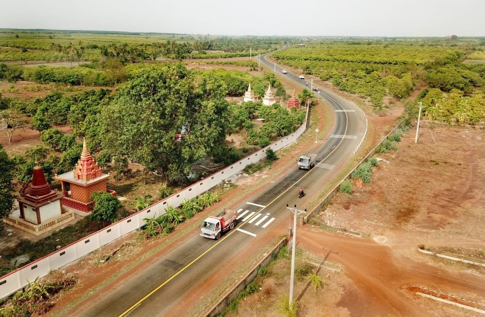 2019年9月3日在柬埔寨磅通省拍攝的中國(guó)援柬鄉(xiāng)村道路項(xiàng)目一期完工道路。