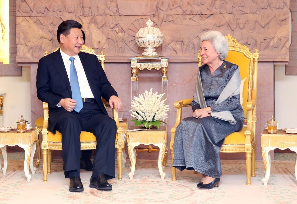 2016年10月13日，國(guó)家主席習(xí)近平在金邊看望柬埔寨太后莫尼列。莫尼列太后特意請(qǐng)習(xí)近平在西哈努克太皇生前常坐的椅子上就座。