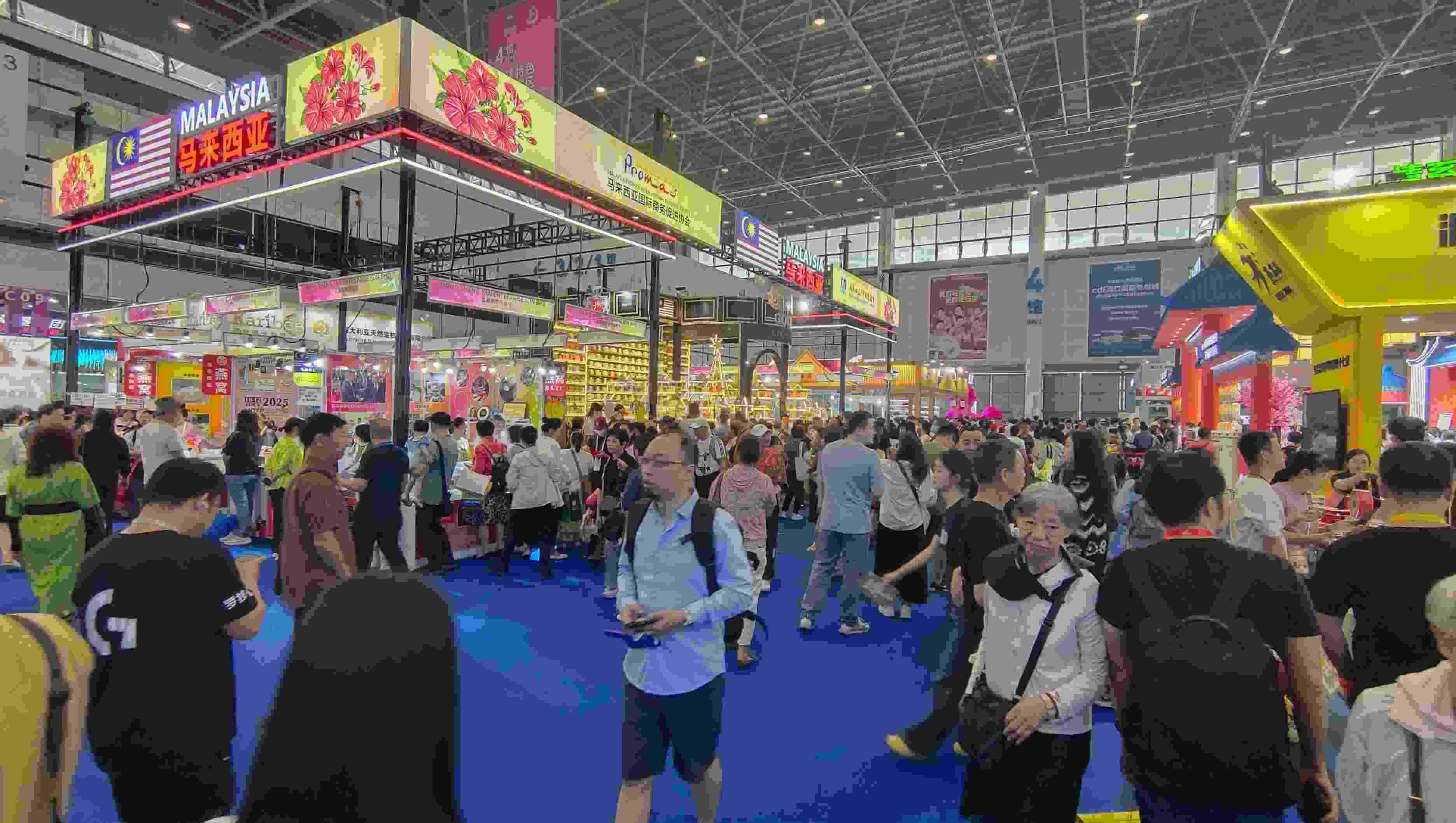 消博會迎來公眾開放日，眾多市民、客商來到展館參觀、購物。人民網記者 李彤攝