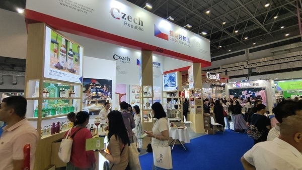 觀展者在各國展臺采購、咨詢。人民網記者 李彤攝