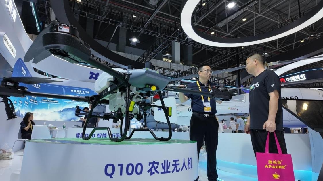 低空經濟展區(qū)展出的農業(yè)無人機裝備。人民網 歐陽易佳攝