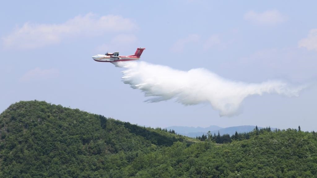 AG600飛機在四川西昌開展典型滅火場景驗證試飛科目（2023年6月攝）。新華社發(fā)（中國航空工業(yè)集團供圖）