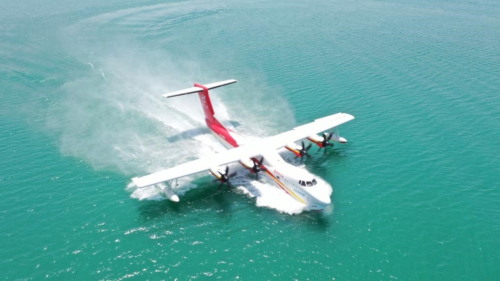 AG600飛機在湖北荊門開展水上科目試飛（2023年4月攝）。新華社發(fā)（中國航空工業(yè)集團供圖）