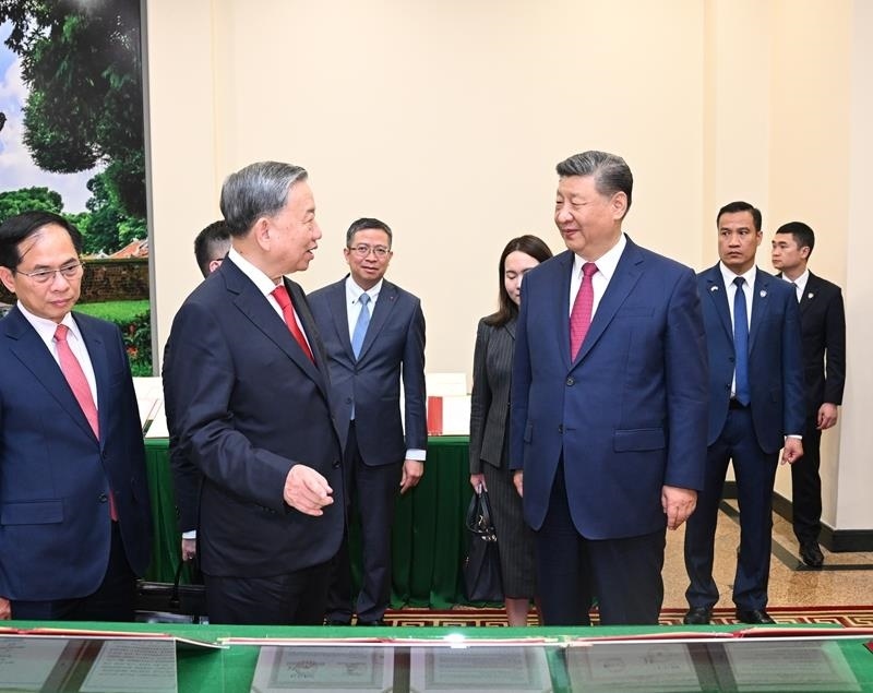 4月14日，習(xí)近平總書記在越共中央駐地同越共中央總書記蘇林舉行會談。這是會談后，兩黨總書記共同見證中越雙方簽署的45份雙邊合作文本展示。