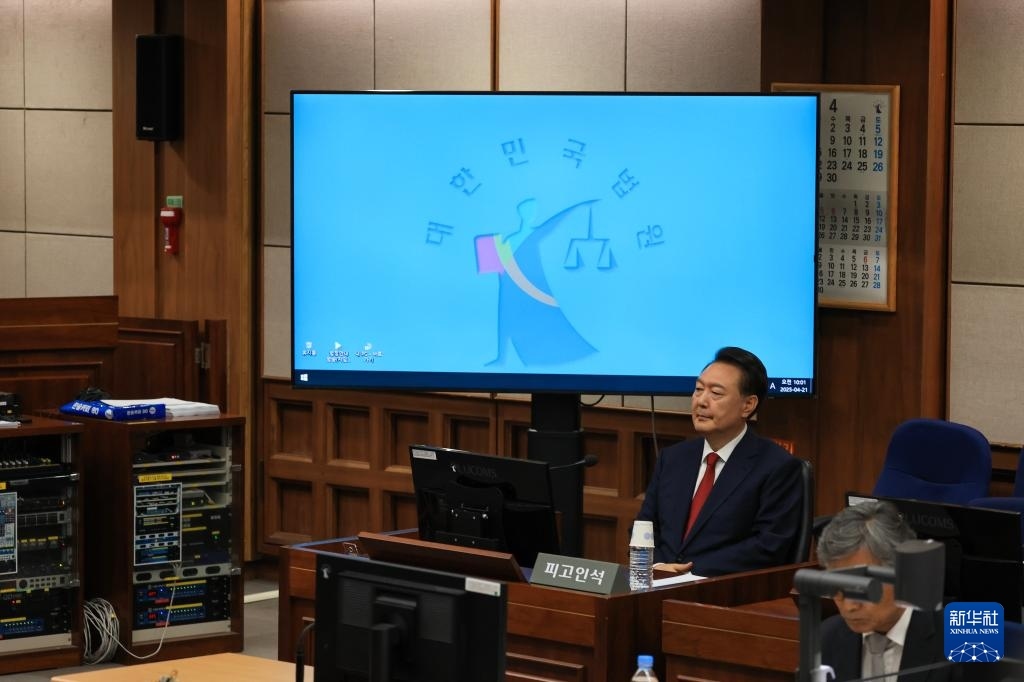 4月21日，尹錫悅在韓國首爾中央地方法院出席庭審。新華社/紐西斯通訊社