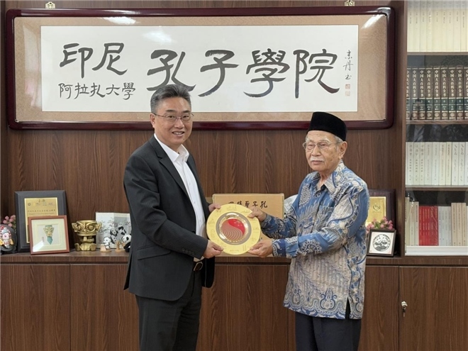 雙方交換禮物?；顒又鬓k方供圖