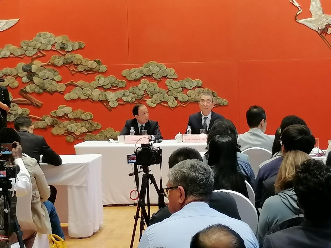 圖為21日舉行的“臨甲7號沙龍”，林毅夫（右一）在回答中外媒體記者的提問。 人民網(wǎng)記者 李瀟攝