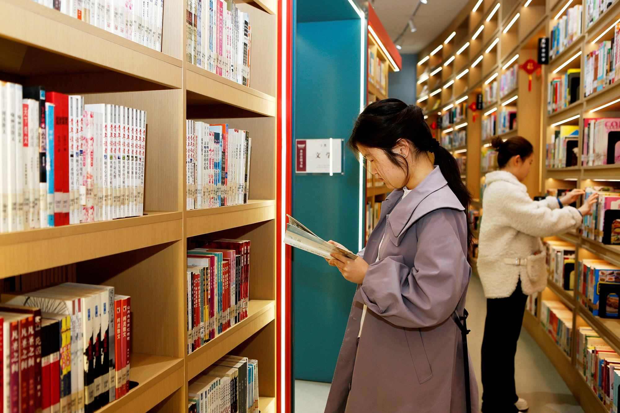 △2025年3月29日，讀者在山西臨汾市襄汾縣圖書館閱讀。