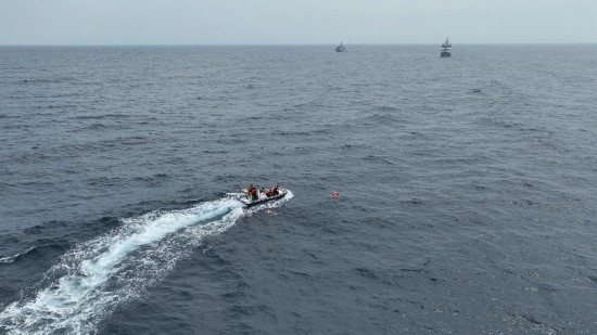 4月23日，中越海警開展海上聯(lián)合搜救演練，模擬營(yíng)救落水人員。（中國(guó)海警供圖）
