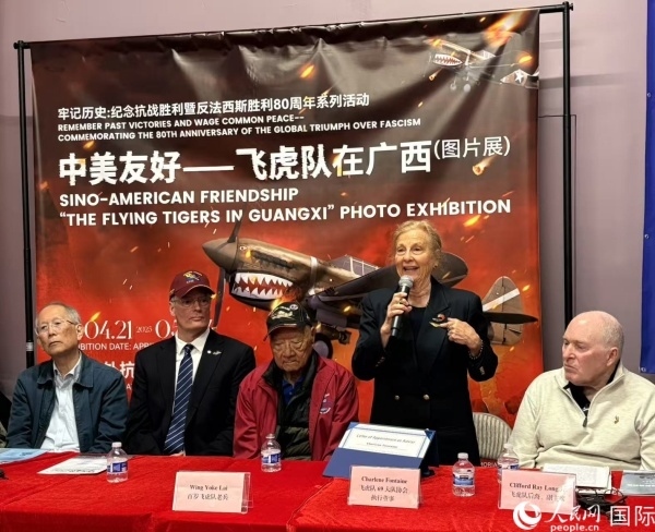 飛虎隊(duì)老兵后裔在現(xiàn)場分享父輩的歷史，正在發(fā)言者為夏琳·芳汀 人民網(wǎng)記者 鄧圩攝
