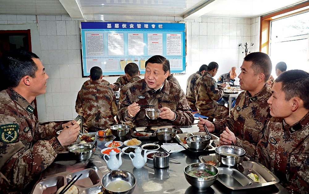2014年1月26日，習(xí)近平主席專程來到內(nèi)蒙古軍區(qū)邊防某部，親切看望慰問戍邊官兵。這是在連隊(duì)食堂，習(xí)近平主席同戰(zhàn)士們一起用餐。
