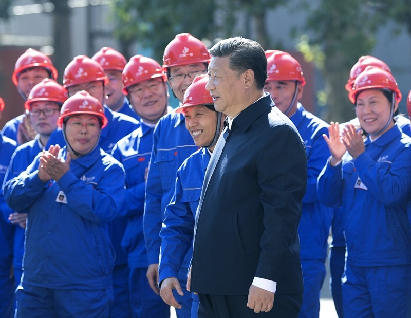 2018年9月26日，在中國一重集團，習近平總書記走到工人中間，同大家親切交流。