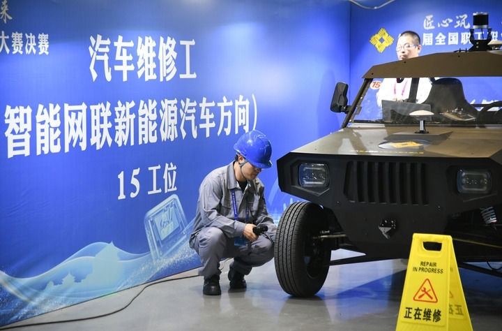 2024年9月11日，由全國總工會、人力資源和社會保障部等單位主辦的第八屆全國職工職業(yè)技能大賽決賽在陜西開幕。這是選手在位于西安國際會展中心的比賽場地參加汽車維修工（智能網(wǎng)聯(lián)新能源汽車方向）工種比賽。新華社記者 張博文 攝