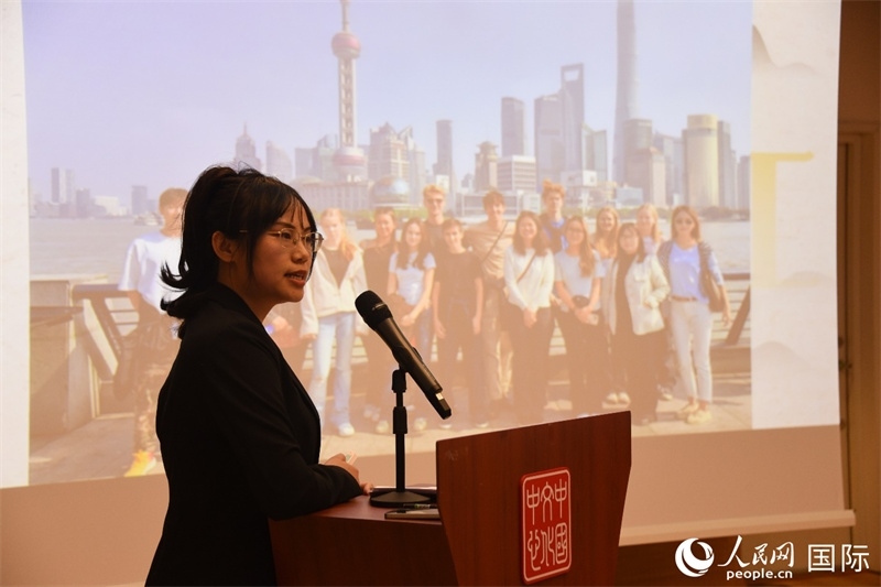 斯德哥爾摩考試中心經(jīng)理陳曦介紹“漢語水平考試”情況。人民網(wǎng)記者 殷淼攝