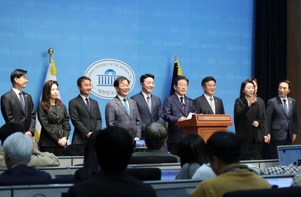 4月11日，李在明在韓國首爾舉行的新聞發(fā)布會上介紹他的總統(tǒng)競選團隊。新華社記者姚琪琳攝