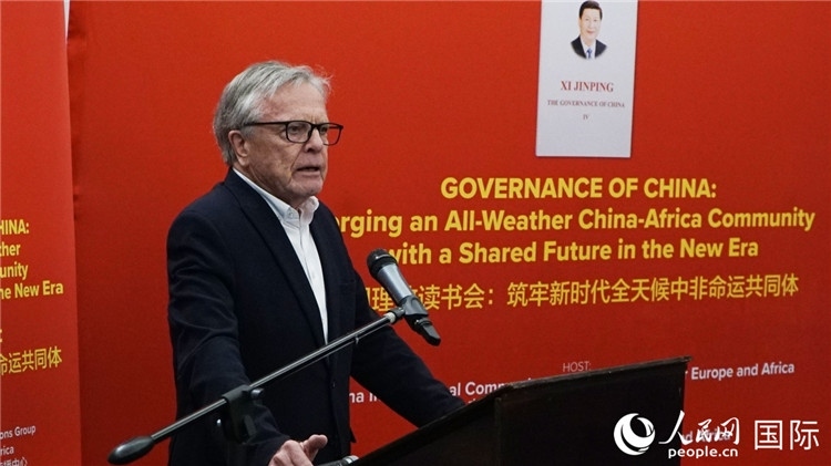 南非前駐日本、西班牙、馬達加斯加大使、浙江師范大學(xué)非洲研究院資深研究員赫特·赫羅布勒在讀書會上發(fā)言。人民網(wǎng) 劉暢攝