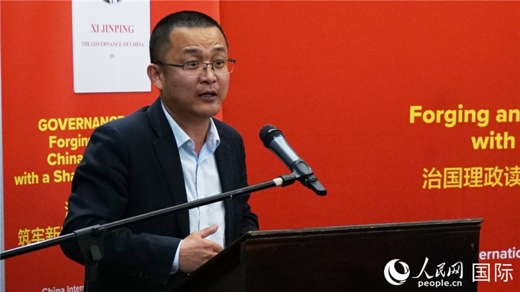 中非青年婦女協(xié)會主席、南非大學(xué)教授秦效順在讀書會上發(fā)言。人民網(wǎng) 劉暢攝