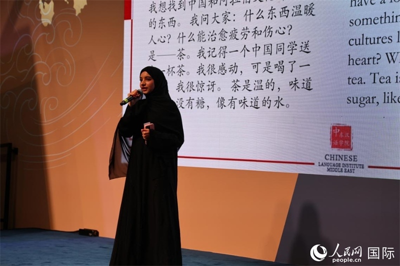 第四屆“阿聯(lián)酋眼中的中國”中文比賽上，一位阿聯(lián)酋漢語學(xué)習(xí)者與觀眾分享對中國茶文化的思考。人民網(wǎng)記者 張志文攝