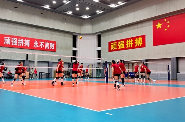 4月28日，中國(guó)女排在主教練趙勇的帶領(lǐng)下進(jìn)行訓(xùn)練。人民網(wǎng)記者 胡雪蓉?cái)z