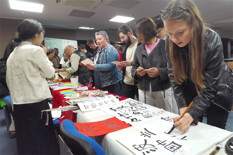 現(xiàn)場來賓體驗(yàn)中國傳統(tǒng)文化。中國駐波蘭大使館供圖。