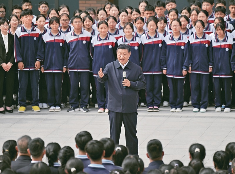 2024年6月18日至19日，中共中央總書記、國家主席、中央軍委主席習(xí)近平在青海考察。這是18日下午，習(xí)近平在果洛西寧民族中學(xué)考察時，同師生們親切交流。 新華社記者 岳月偉/攝