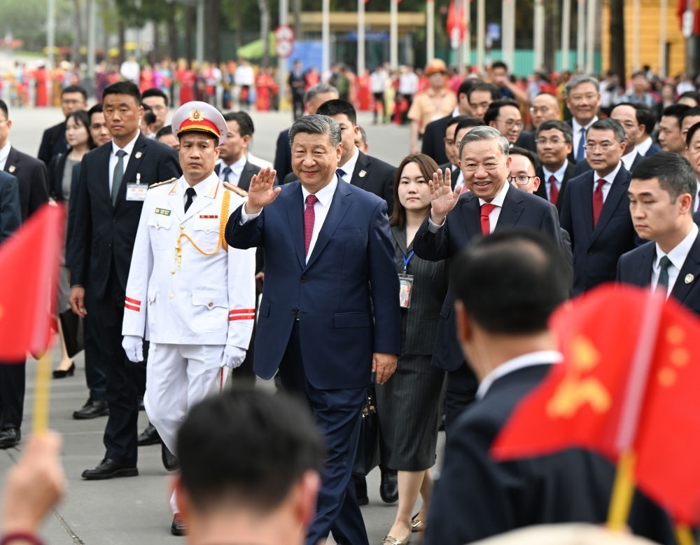 4月14日，中共中央總書記、國家主席習(xí)近平抵達(dá)河內(nèi)對越南進(jìn)行國事訪問。當(dāng)日下午，越共中央總書記蘇林為習(xí)近平舉行隆重歡迎儀式。這是歡迎儀式后，習(xí)近平和蘇林一同步行前往越共中央駐地舉行會談時，向歡迎人群揮手致意。新華社記者 張領(lǐng) 攝