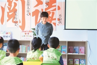 田桂月帶領孩子共讀繪本《點》。李澤罡攝