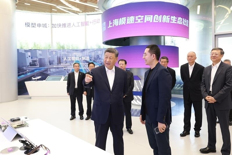 △2025年4月29日，習(xí)近平總書記在上?！澳Ｋ倏臻g”大模型創(chuàng)新生態(tài)社區(qū)，察看大模型產(chǎn)品展示。