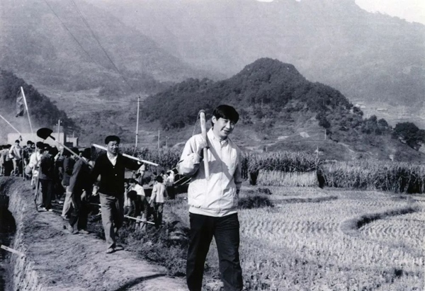這是1989年，時(shí)任福建省寧德地委書(shū)記的習(xí)近平帶領(lǐng)地直機(jī)關(guān)千余名干部到寧德縣南漈水利工地參加清溝排障修整水渠勞動(dòng)。新華社發(fā)