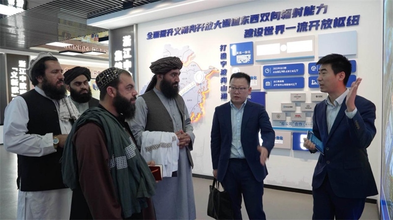 代表團在義新歐班列始發(fā)站參觀。CGTN記者 楊剛攝
