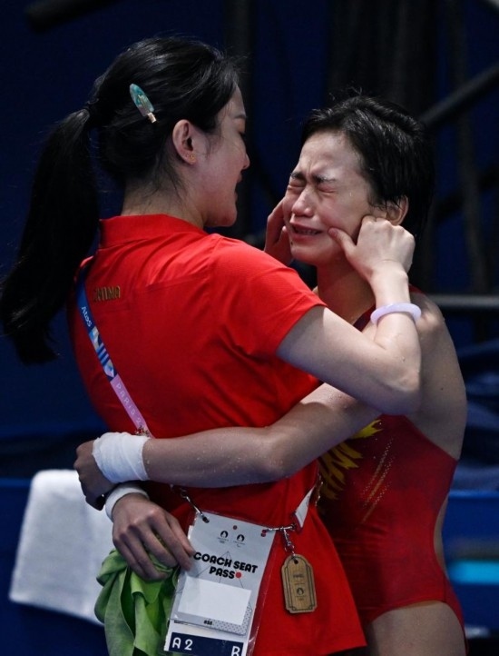 2024年8月6日，中國選手全紅嬋（右）與教練陳若琳在巴黎奧運會女子10米臺決賽后慶祝。新華社記者 王鵬 攝