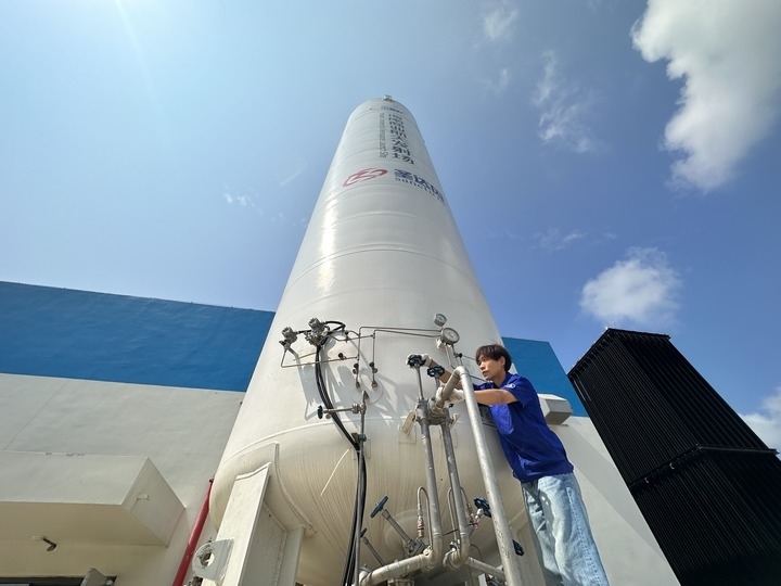 陳恩偉在海南商業(yè)航天發(fā)射場(chǎng)技術(shù)區(qū)罐區(qū)進(jìn)行液氮轉(zhuǎn)注前準(zhǔn)備。新華社記者 陳凱姿 攝